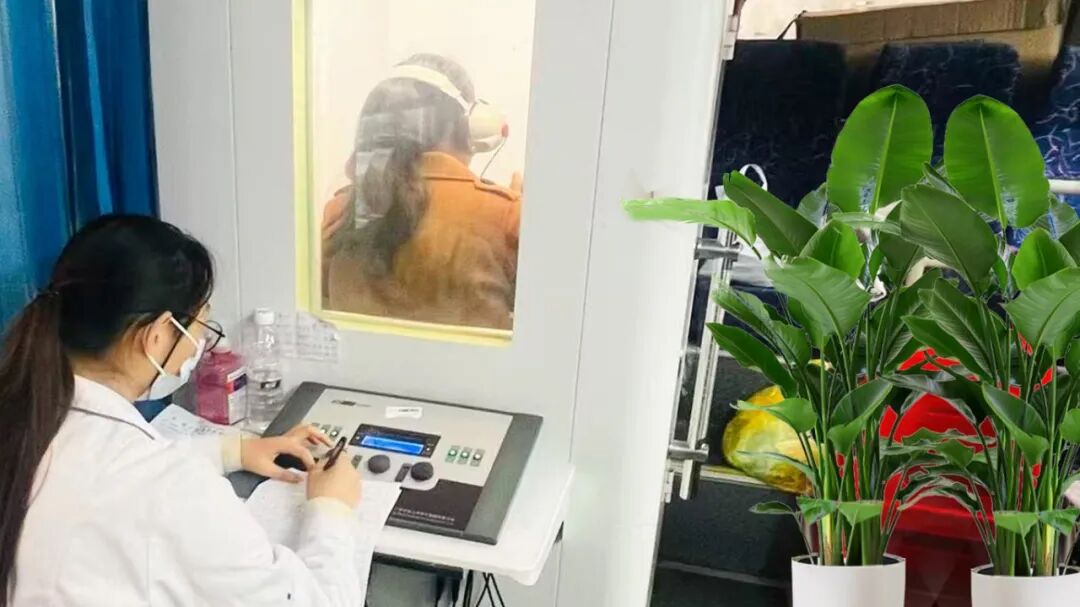 松羽员工有序排队参与体检实拍